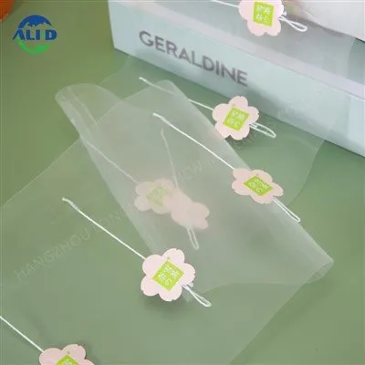 Obnoviteľná pyramídová fólia na čajové vrecúška s etiketou a šnúrkou